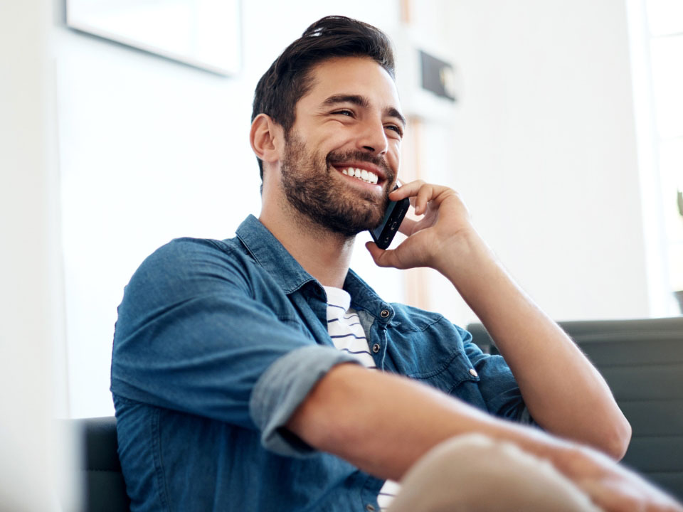 mężczyzna rozmawiający przez telefon